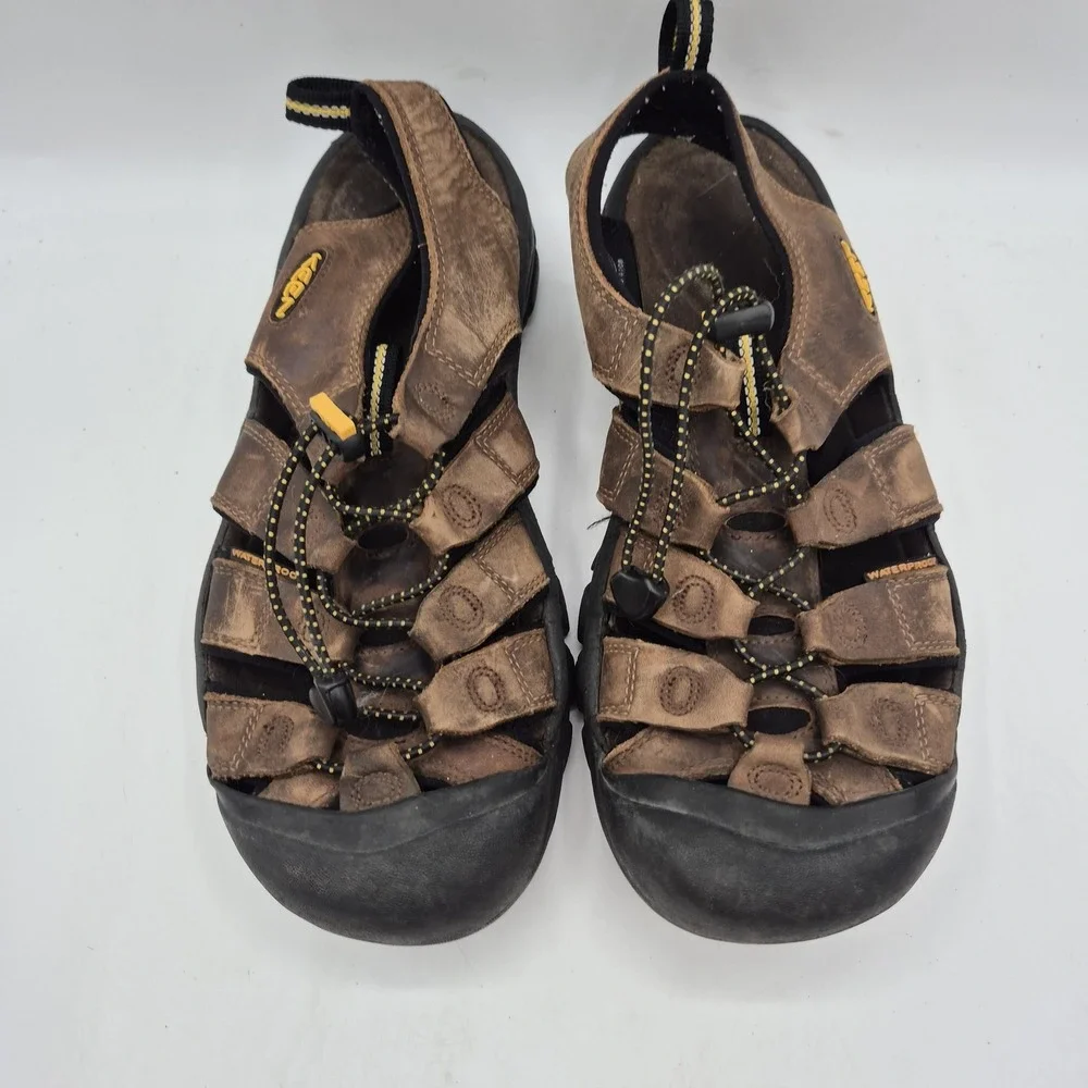 KEEN Newport Leather Sandals Mens Size 10 Brown Closed Toe Hiking Outdoor Bungee